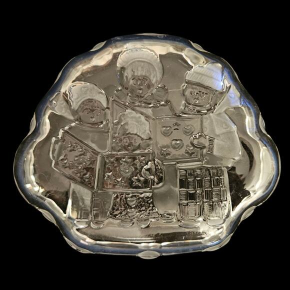 Mikasa Christmas Carolers Pressed Glass Dish 8x7x1 Holiday Candy Trinket Tray - Picture 3 of 4